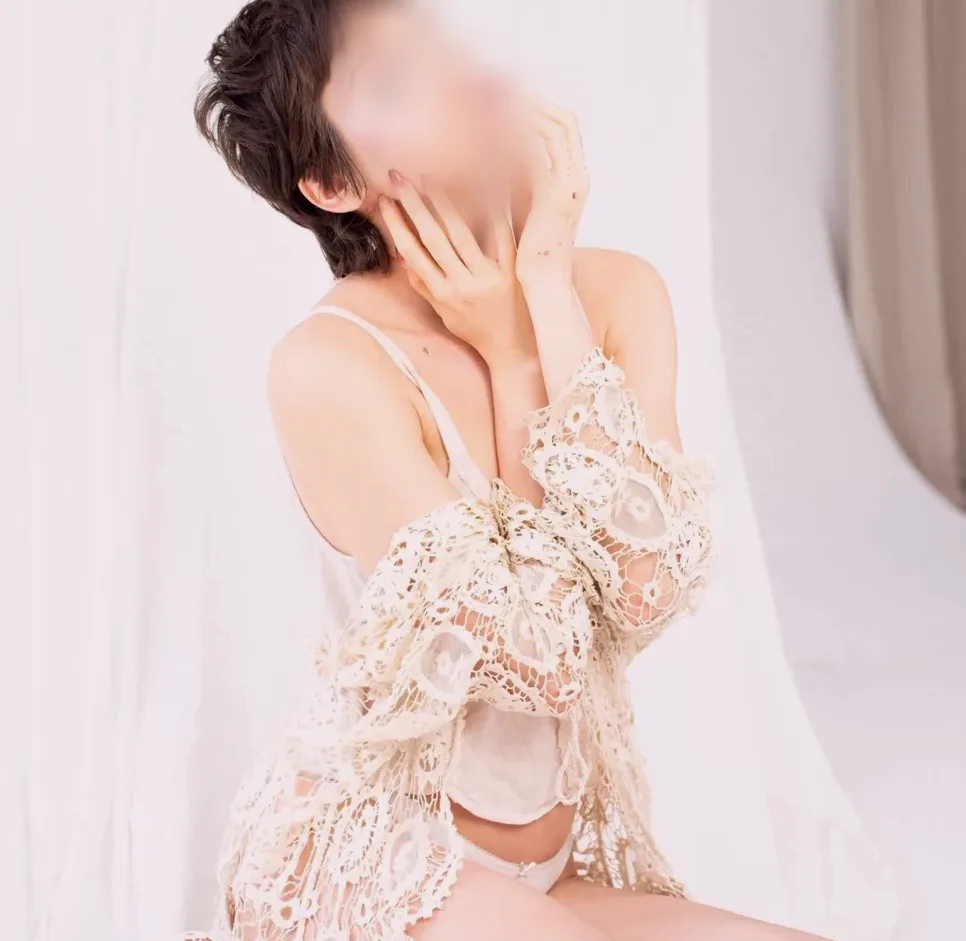 Caroline, 25