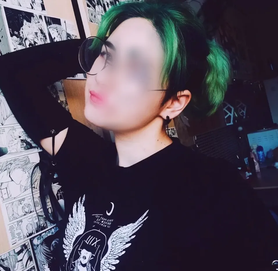 Caroline, 22