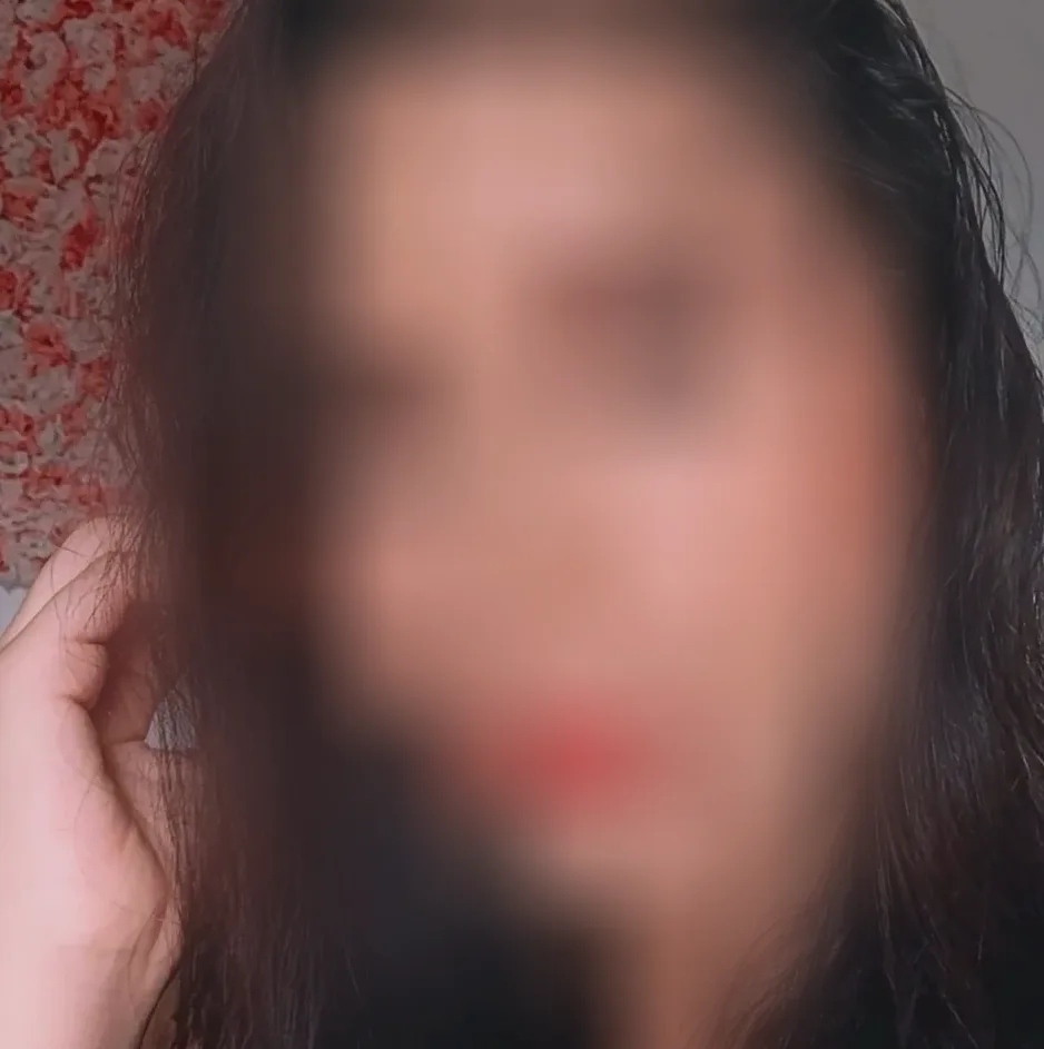 Isabella, 29
