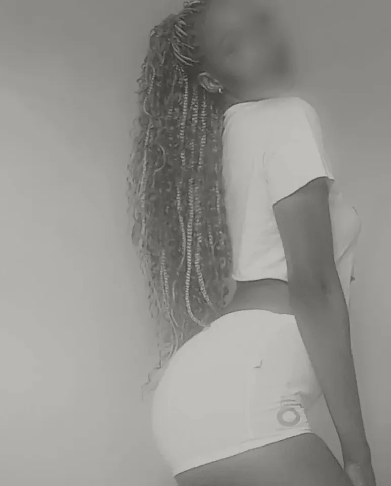 Yvonne, 28